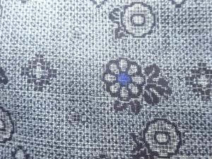 アンティーク　菊模様織出し本場正藍泥染大島紬着物（割り込み絣）